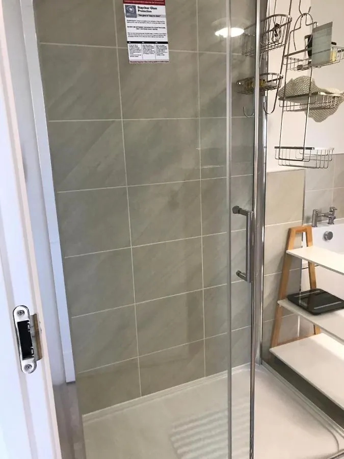 Large En Suite Bedroom For 2 Persons No Breakfast Provided Edinburgh Bed & Breakfast